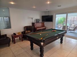 4 bed House next to Lake Richmond close to beach، فندق في روكينجهام