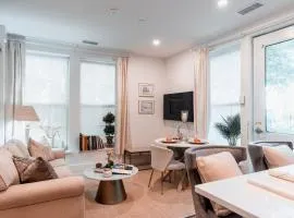 Sunny 2BR Apt with Kitchen & Parking, Near Brown & RISD