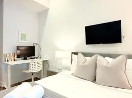 Large 4B2B Downtown Apt, Kitchen and Laundry, Walk to PPAC & Convention Center