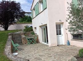 Chambre d'hôte l'Olivier, hotel in Charly