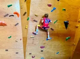 Blue monkey - Bouldering Guesthouse