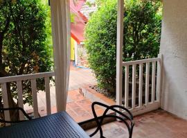 Joli appartement climatisé avec cuisine, salle d'eau, chambre et terrasse, hotel v destinácii Marigot