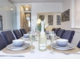 The Opulent Property Project Southend Beach House Sleeps 8 Free Parking x 2 Perfect for Contractors 4 King Beds or 8 Single Beds