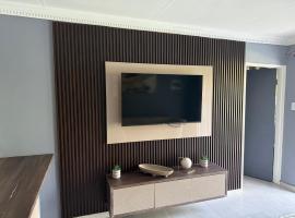 UbuntuLifeStyleEstate-Premium Suite, hotel in Krugersdorp