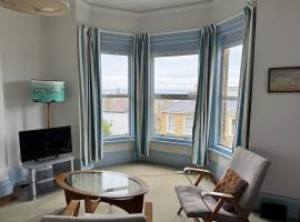 Sea views at Carina centrally located in village, hotel en Seaview