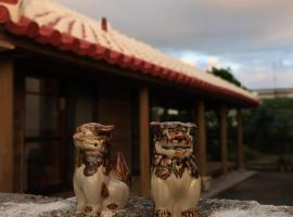 田舎の静かな古民家の悠水居, cabin in Itoman