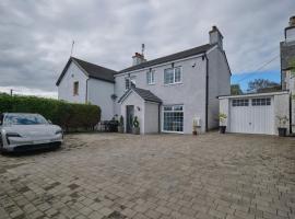 Village Stay in The Heart of Torrance, hotel in Glasgow