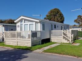 Rainbow lodge, Stay at Green Lawns, Selsey, ξενοδοχείο σε Selsey