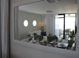 Luxurious 3-bedroom Bloubergstrand Cape Town beachfront apartment with stunning sea and beach view, Hotel in Cape Town