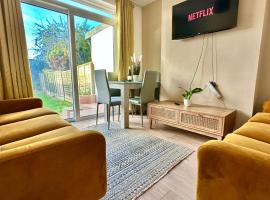 Enfield Contractor Base With Games Room, hotel v destinaci Brimsdown Station