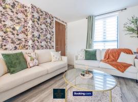 Luxury Retreat For 10 - Short Lets & Serviced Accommodation Manchester With Hot Tub and Spacious Garden，位于曼彻斯特的酒店