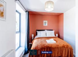 Luxury Retreat For 10 - Short Lets & Serviced Accommodation Manchester With Hot Tub and Spacious Garden, hotel in Manchester