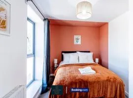 Luxury Retreat For 10 - Short Lets & Serviced Accommodation Manchester With Hot Tub and Spacious Garden