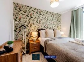 Luxury Retreat For 10 Short Lets & Serviced Accommodation Manchester with Hot Tub and Spacious Garden