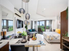 Stylish Studio at Tambuli Residences Ocean View by Dominik Studio Apartment with Pool Access & Balcony in Mactan, hotel di Maribago