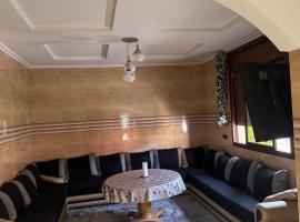Maison familiale 2 chambres salon marocain，位于提兹尼特的酒店