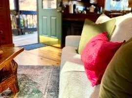 Little Pine Lodge a Smokies Hideaway - 1 mi to GSMNP - King Suite & Loft, Fireplace, Hot Tub & BEARS!