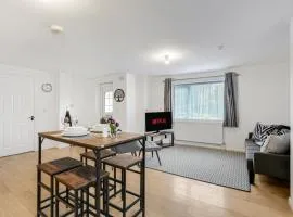 Bright 1-Bed Flat, Near Station, Fast Wi-Fi