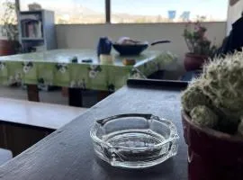 Hab matrimonial, baño compartido, 10 cdas Plaza de Armas, con terraza y vista a los volcanes