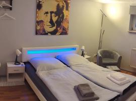 Ferien- Messe- Handwerkerzimmer mit Bad, hotelli kohteessa Harsum