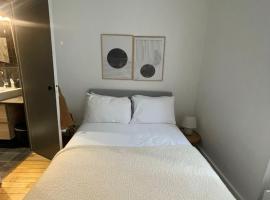 Habitación privada con baño y wifi gratis, hotel in Romainville