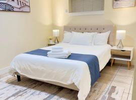 Near Skytrain Metrotown Private Entry 3min walk to grocery food, Hotel in Burnaby