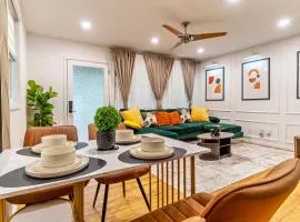 Cozy Luxe Escape, Raleigh 2BR Getaway, Sleeps 4, Pets, Kids & Business Travelers Welcome