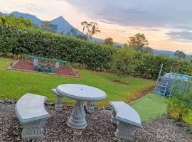 Arenal Nephelium Country Home, Refugio rural con piscina, jacuzzi y balcón con hermosas vistas al Volcán Arenal, en una finca privada