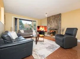 Cozy 3BR Family Home near City Centre & SkyTrain