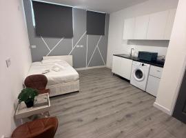 Lovely Studio Flat in Edgware HA8, Hotel in Edgware