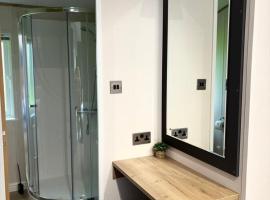 Trian Lodge Olive, hotel in Brynteg