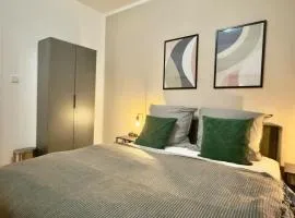 Stylish City Apartment mit Beamer & Balkon Zentral