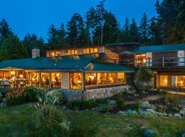 The Surf Lodge and Pub: Gabriola şehrinde bir orman evi