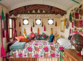 Orchard View Shepherds Hut, Hotel in Henfield