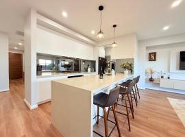 Deluxe Bedroom I HERstay at Mt Atkinson, hotel in Truganina