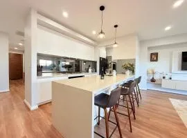 Deluxe Bedroom with private bathroom