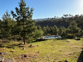 Cabaña de montaña con pileta en hermoso predio, hotel in Villa Yacanto