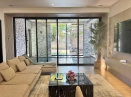 AB Villa - Pool & Cinema, villa en Ajman