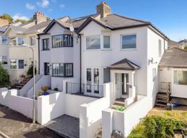 Modern 3 Bedroom Family Home in Torquay - Sleeps 6, hotel em Torquay