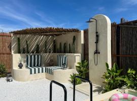 Villa con piscina privada, estilo mediterraneo, hotel in Tubará