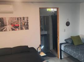 Villa Toronto-Jungle AC Suite for 3-Kitchen-Walk to Playa Chiquita โรงแรมในโกเกลส