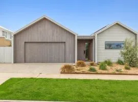 Duneview Luxe Ocean Grove Sleeps 8, 4 bedroom, aircon,heating throughout, Designer quality, Perfect wedding stay, family friendly, Beach, Park, Shops