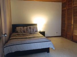 Habitación con baño, parqueo y seguridad, hotel v San José