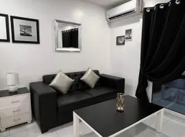 Sheryll Escapes - Kandi White, studio with smoking balcony with Housekeeping