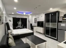 Sheryll Escapes - Kandi White Studio with balcony Housekeeping & Wi-Fi!