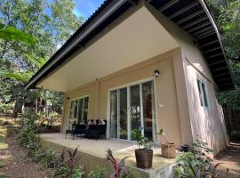 Home in the nature, 8 mins from Coron town, hotel v destinaci Coron