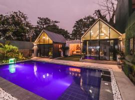 Private Villa with Pool - Intimate Celebration, ξενοδοχείο στη Μανίλα
