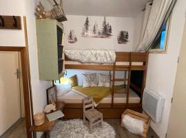 Plein Centre, sublime et confortable, 6 personnes, 2 chambres, Plein Centre, luxueux 6 personnes, 2 chambres , terrasse, vue époustouflante, Tout pédestre, piste à 100m, parking couvert、イゾラのホテル