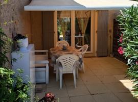 Maison Le Poussin, hotel v destinaci Calvisson