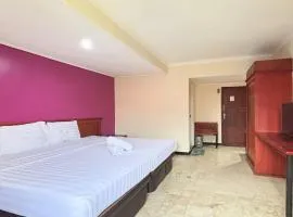 Hotel Pasar Besar RedPartner near Tugu Pahlawan